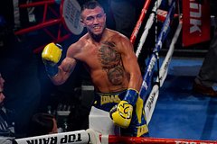 Боксер Ломаченко одолел нокаутом и захватил 2-ва чемпионских пояса