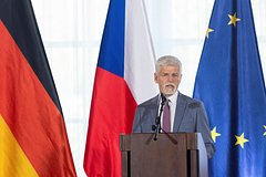 Глава Чехии усомнился в возможности Украины возвратить местности