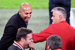 Direktor benfiki udaril po licu fanata principialnogo sopernika b882585.jpg