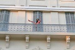 Keti perri nadela bikini i podnjala nogu pered kameroj na balkone otelja 62215ae.jpg