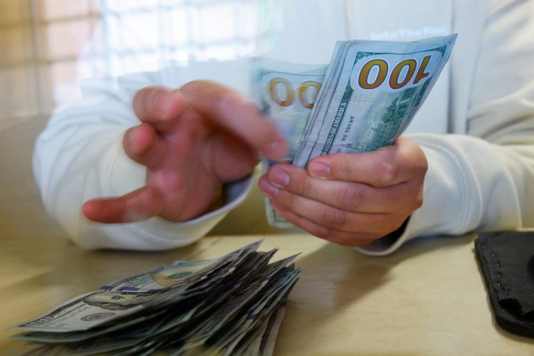 Мосбиржа объявила о прекращении торгов долларом и евро. Как теперь россияне смогут покупать и продавать валюту?