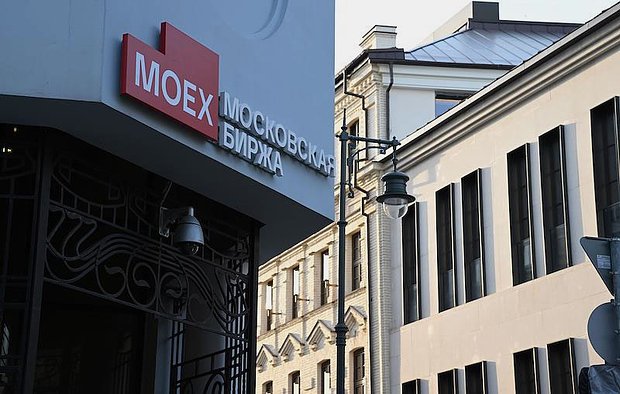 Мосбиржа объявила о прекращении торгов долларом и евро. Как теперь россияне смогут покупать и продавать валюту?