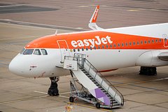 Passazhiry v parikah i s kontrabandnym alkogolem ustroili malchishnik v samolete 8d8851b.jpg