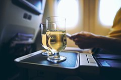 Жителей России призвали не пить алкоголь в самолете по 1-й причине