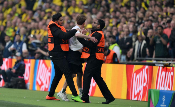 Sud nakazal ukrainca kotoryj pytalsja vybezhat na pole vo vremja finala lch futbol rbk sport fa5c485.jpg