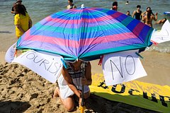 Desjatki protestujushhih zapolonili populjarnyj pljazh evropy iz za pjanyh turistov 7c92191.jpg