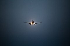 Pilotov letevshego za granicu samoleta s rossijanami pytalis oslepit lazerom v nebe 6eda1f5.jpg