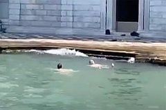 Turisty iskupalis v kanale naprotiv kladbishha v evrope i proslyli v seti otvratitelnymi b1c58d7.jpg