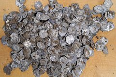 V chernom lesu nashli srednevekovyj klad s sotnjami serebrjanyh monet c592e18.jpg
