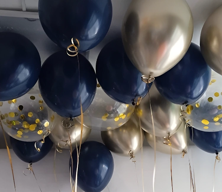 Воздушные шарики черные серебристые и прозрачные наполненные гелием висят под потолком