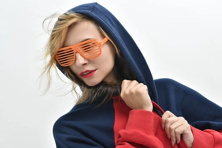 Девушка в очках и худи