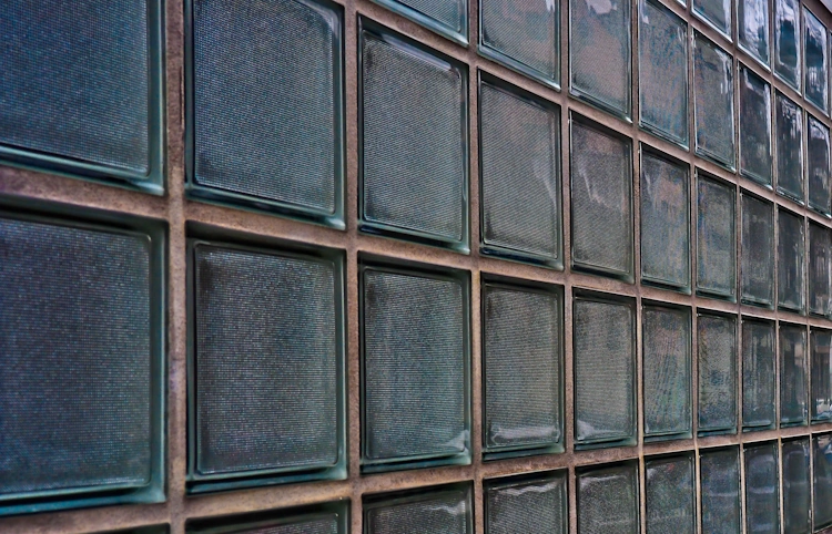 Стена из стеклоблоков architecture