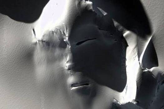 V antarktide nashli lednik so zloveshhim chelovecheskim licom c522e02.jpg