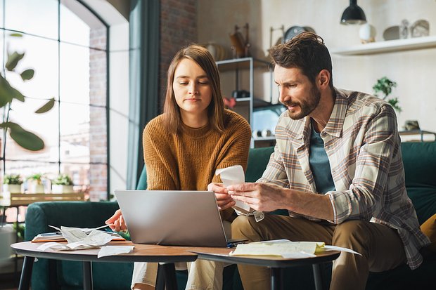 «Могут только жрать на халяву»: Женщины хотят, чтобы партнеры оплачивали счета. Почему это злит мужчин?
