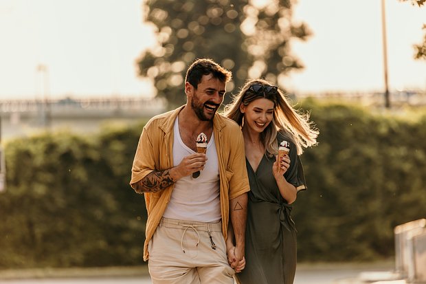 «Могут только жрать на халяву»: Женщины хотят, чтобы партнеры оплачивали счета. Почему это злит мужчин?