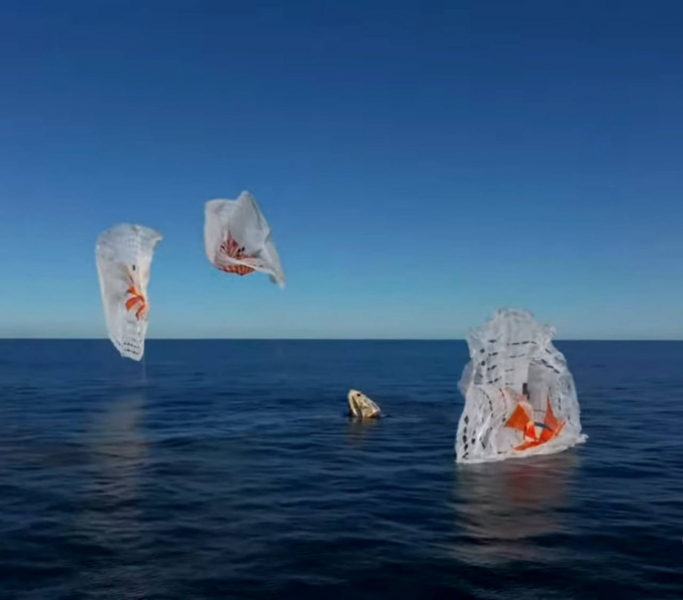 Vernuvshihsja s mks astronavtov vstretili delfiny 019155c.jpg