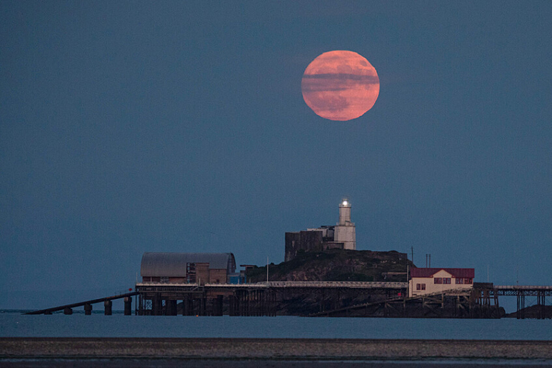 «Клубничная Луна» взошла над Россией