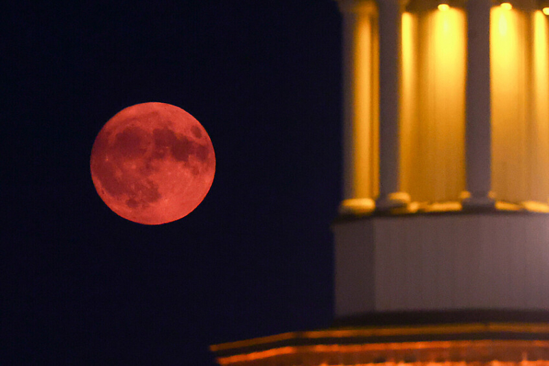 «Клубничная Луна» взошла над Россией