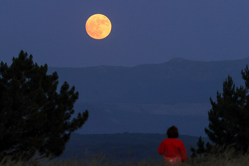 «Клубничная Луна» взошла над Россией