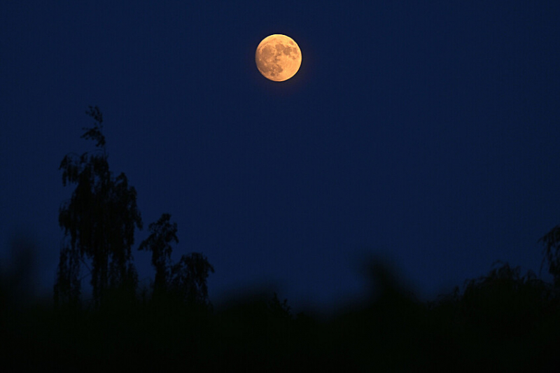 «Клубничная Луна» взошла над Россией