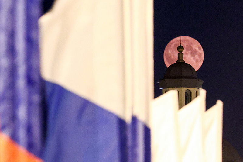 «Клубничная Луна» взошла над Россией